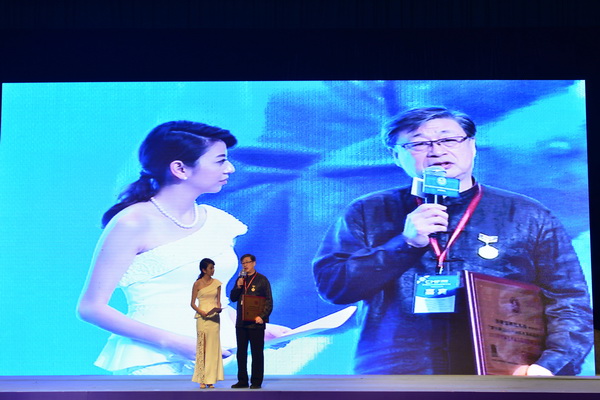 富雅紅木樓榮獲“2015中國紅木家具特別影響力專業(yè)市場”，總經(jīng)理劉瑞謙接受著名主持人央金的采訪