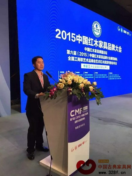 大匯堂總經(jīng)理胡春龍受邀出席2015中國紅木家具品牌大會,并在海南博鰲亞洲論壇國際會議中心會場內(nèi)留影 大匯堂總經(jīng)理胡春龍受邀出席2015中國紅木家具品牌大會,并在海南博鰲亞洲論壇國際會議中心會場內(nèi)留影