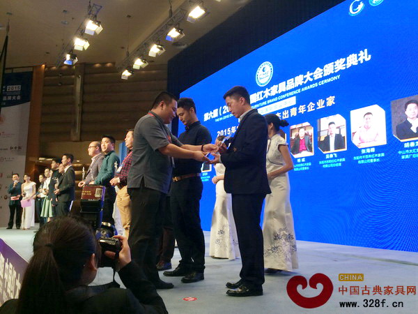 東北林業(yè)大學(xué)明清家具研究所所長牛曉霆為胡春龍頒發(fā)“2015年中國紅木家具行業(yè)杰出青年企業(yè)家”獎(jiǎng)項(xiàng) 東北林業(yè)大學(xué)明清家具研究所所長牛曉霆為胡春龍頒發(fā)“2015年中國紅木家具行業(yè)杰出青年企業(yè)家”獎(jiǎng)項(xiàng)