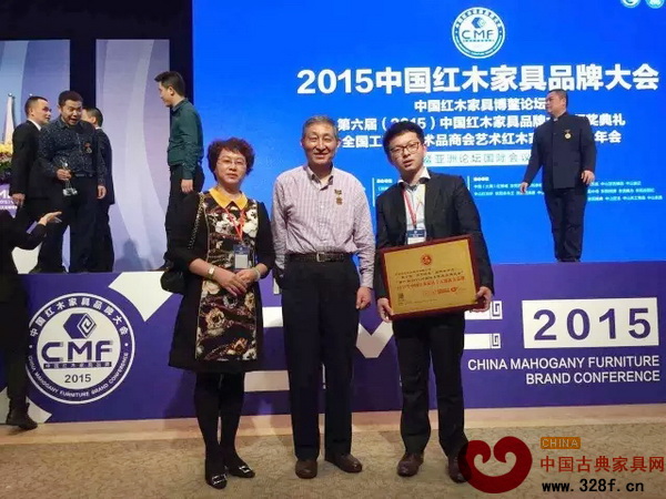 恒藝紅木總經(jīng)理黃玉芳(左一)及助理陶凱龍(右一)與原故宮博物院文??萍疾恐魅尾莒o樓(中)合影留念 恒藝紅木總經(jīng)理黃玉芳(左一)及助理陶凱龍(右一)與原故宮博物院文??萍疾恐魅尾莒o樓(中)合影留念