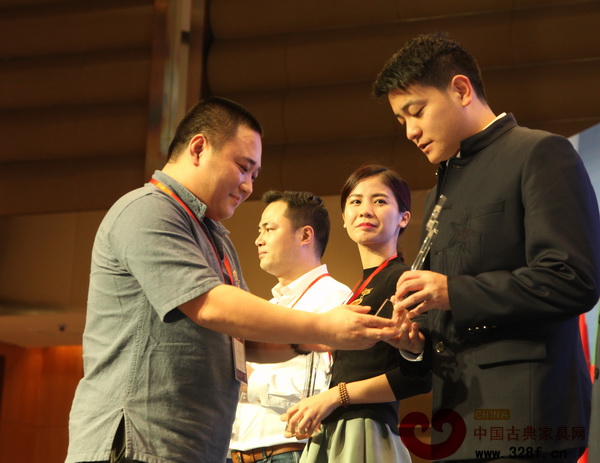 東北林業(yè)大學(xué)明清家具研究所所長牛曉霆為劉宇頒獎(jiǎng) 東北林業(yè)大學(xué)明清家具研究所所長牛曉霆為劉宇頒獎(jiǎng)