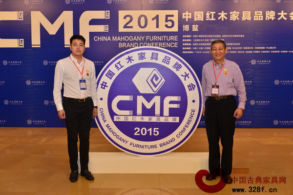 憶古軒總經(jīng)理劉宇與原故宮博物院文??萍疾恐魅尾莒o樓(右)合影 憶古軒總經(jīng)理劉宇與原故宮博物院文??萍疾恐魅尾莒o樓(右)合影