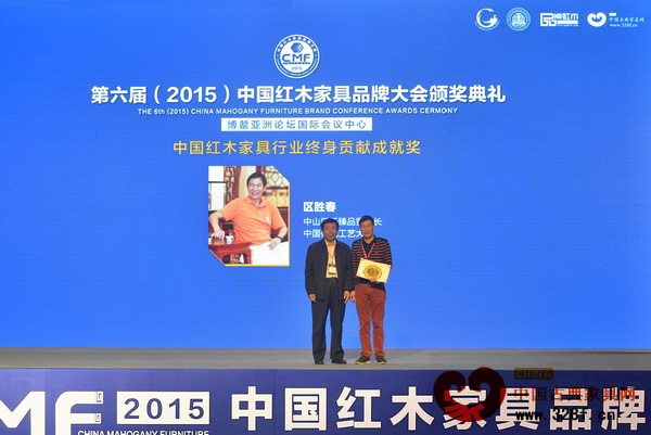 全國工商聯(lián)民間文物藝術品商會名譽會長、原國家文物局副局長張柏(左)為中國傳統(tǒng)工藝大師、中山區(qū)氏臻品董事長區(qū)勝春頒獎 全國工商聯(lián)民間文物藝術品商會名譽會長、原國家文物局副局長張柏(左)為中國傳統(tǒng)工藝大師、中山區(qū)氏臻品董事長區(qū)勝春頒獎