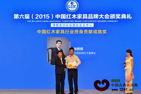 全國工商聯(lián)民間文物藝術品商會名譽會長、原國家文物局副局長張柏(左一)為東陽新明紅木董事長張新民頒獎 全國工商聯(lián)民間文物藝術品商會名譽會長、原國家文物局副局長張柏(左一)為東陽新明紅木董事長張新民頒獎