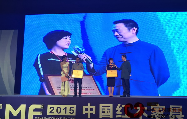 瑞昇家居總經(jīng)理饒穎接受中央電視臺(tái)著名主持人趙保樂采訪,發(fā)表獲獎(jiǎng)感言 瑞昇家居總經(jīng)理饒穎接受中央電視臺(tái)著名主持人趙保樂采訪,發(fā)表獲獎(jiǎng)感言