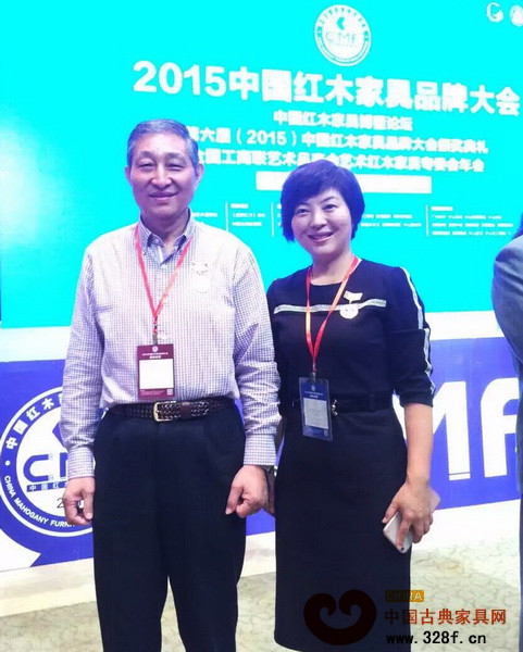 瑞昇家居總經(jīng)理饒穎與原故宮博物院文??萍疾恐魅尾芙?jīng)理在品牌大會(huì)上合影 瑞昇家居總經(jīng)理饒穎與原故宮博物院文??萍疾恐魅尾芙?jīng)理在品牌大會(huì)上合影