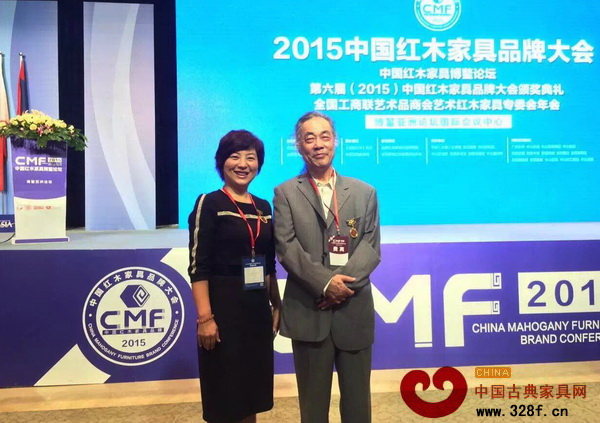 瑞昇家居總經(jīng)理饒穎與中國明式家具研究院院長濮安國在品牌大會(huì)合影 瑞昇家居總經(jīng)理饒穎與中國明式家具研究院院長濮安國在品牌大會(huì)合影