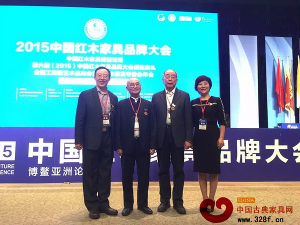 瑞昇家居總經(jīng)理饒穎中國高等家具設(shè)計(jì)專業(yè)創(chuàng)始人胡景初(左二)、中國著名紅木家具技術(shù)專家曹新民(右二)、華南農(nóng)業(yè)大學(xué)博士生導(dǎo)師李凱夫(左一)合影留念 瑞昇家居總經(jīng)理饒穎中國高等家具設(shè)計(jì)專業(yè)創(chuàng)始人胡景初(左二)、中國著名紅木家具技術(shù)專家曹新民(右二)、華南農(nóng)業(yè)大學(xué)博士生導(dǎo)師李凱夫(左一)合影留念