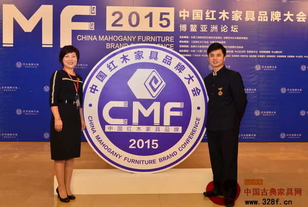 瑞昇家居總經(jīng)理饒穎與弘木傳媒CEO林偉華于品牌大會(huì)合影 瑞昇家居總經(jīng)理饒穎與弘木傳媒CEO林偉華于品牌大會(huì)合影