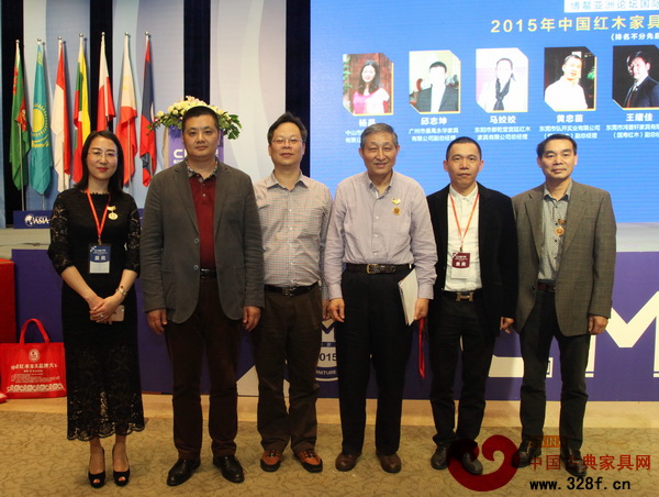波記家具董事長(zhǎng)伍建波(右二)與原故宮博物院文保科技部主任曹靜樓(右三)、中山市沙溪鎮(zhèn)經(jīng)信局局長(zhǎng)胡敏立(左三)等在第六屆中國(guó)紅木家具品牌大會(huì)上合影留念 波記家具董事長(zhǎng)伍建波(右二)與原故宮博物院文??萍疾恐魅尾莒o樓(右三)、中山市沙溪鎮(zhèn)經(jīng)信局局長(zhǎng)胡敏立(左三)等在第六屆中國(guó)紅木家具品牌大會(huì)上合影留念