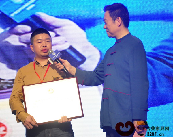 福建海龍紅木藝術(shù)館董事長李良專(左)接受央視著名主持人趙保樂采訪,發(fā)表獲獎感言 福建海龍紅木藝術(shù)館董事長李良專(左)接受央視著名主持人趙保樂采訪,發(fā)表獲獎感言