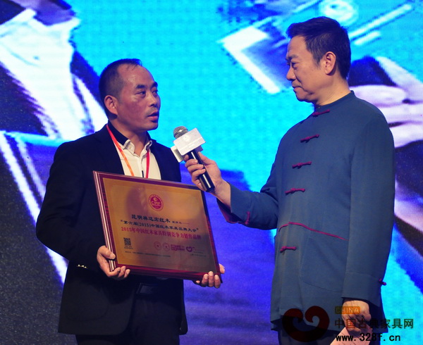 昆明林達宏紅木董事長張伯林接受央視著名主持人趙保樂采訪,發(fā)表獲獎感言 昆明林達宏紅木董事長張伯林接受央視著名主持人趙保樂采訪,發(fā)表獲獎感言