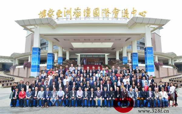 第六屆中國紅木家具品牌大會出席嘉賓在博鰲亞洲論壇國際會議中心合影 第六屆中國紅木家具品牌大會出席嘉賓在博鰲亞洲論壇國際會議中心合影