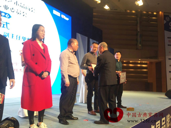 博大成為全聯(lián)藝術(shù)紅木家具專委會副主任單位,總經(jīng)理毛世國上臺接受頒牌(左四) 博大成為全聯(lián)藝術(shù)紅木家具專委會副主任單位,總經(jīng)理毛世國上臺接受頒牌(左四)