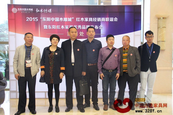 陜西西安紅木雅居閣總裁石立峰(左三)、安徽合肥中皖泰森紅木董事長劉英?。ㄗ笠唬?、廣西南寧中港紅木董事長李金強(qiáng)(右二)、福建海龍紅木董事長李良專(右三)、香河年年紅總經(jīng)理柔關(guān)平(右四)等品牌紅木家具聯(lián)盟執(zhí)行主席團(tuán)合影留念 陜西西安紅木雅居閣總裁石立峰(左三)、安徽合肥中皖泰森紅木董事長劉英?。ㄗ笠唬V西南寧中港紅木董事長李金強(qiáng)(右二)、福建海龍紅木董事長李良專(右三)、香河年年紅總經(jīng)理柔關(guān)平(右四)等品牌紅木家具聯(lián)盟執(zhí)行主席團(tuán)合影留念