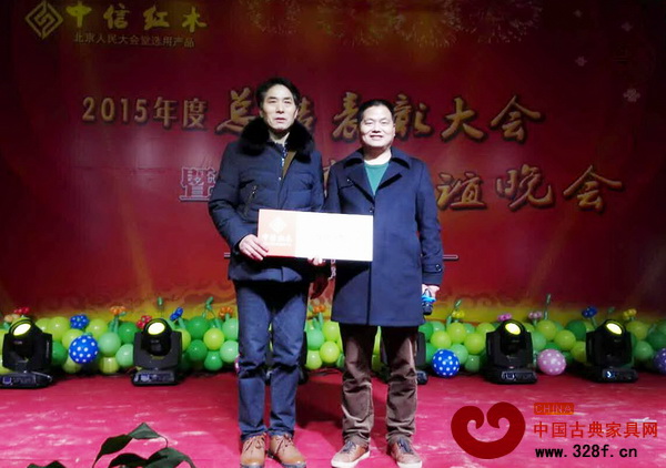 董事長李忠信與年度貢獻(xiàn)獎員工合影