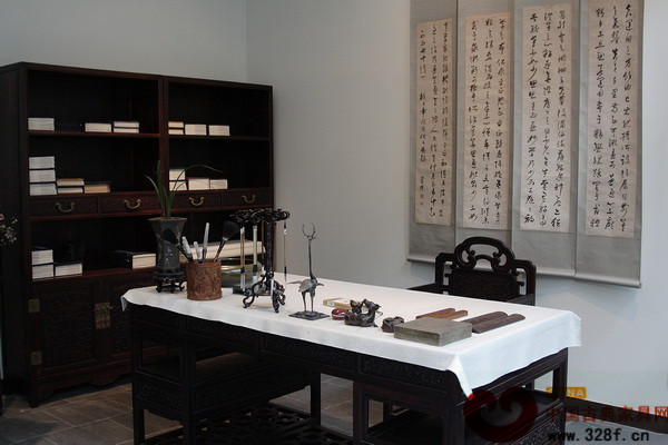 文房四寶、筆筒、筆架等置于書桌案頭,彰顯主人的品位與情趣愛好 文房四寶、筆筒、筆架等置于書桌案頭,彰顯主人的品位與情趣愛好