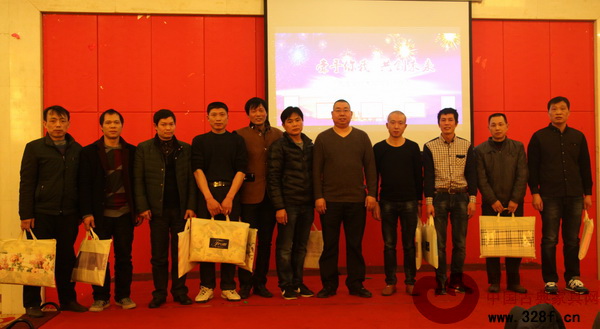 九龍?zhí)枚麻L(zhǎng)葛賢彬(右五)為優(yōu)秀先進(jìn)員工頒獎(jiǎng) 九龍?zhí)枚麻L(zhǎng)葛賢彬(右五)為優(yōu)秀先進(jìn)員工頒獎(jiǎng)