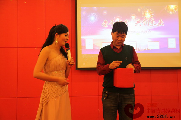 九龍?zhí)每偨?jīng)理葛洪亮正在抽取一等獎(jiǎng)幸運(yùn)兒 九龍?zhí)每偨?jīng)理葛洪亮正在抽取一等獎(jiǎng)幸運(yùn)兒