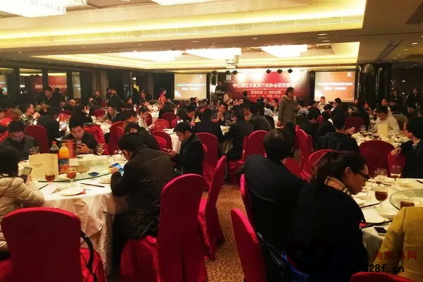 中山市紅木家具行業(yè)協(xié)會聯(lián)歡晚會現(xiàn)場高朋滿座,熱鬧喜慶 中山市紅木家具行業(yè)協(xié)會聯(lián)歡晚會現(xiàn)場高朋滿座,熱鬧喜慶