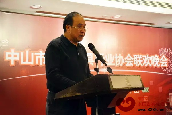 中山市紅木家具行業(yè)協(xié)會會長蕭照興在晚會上致辭 中山市紅木家具行業(yè)協(xié)會會長蕭照興在晚會上致辭