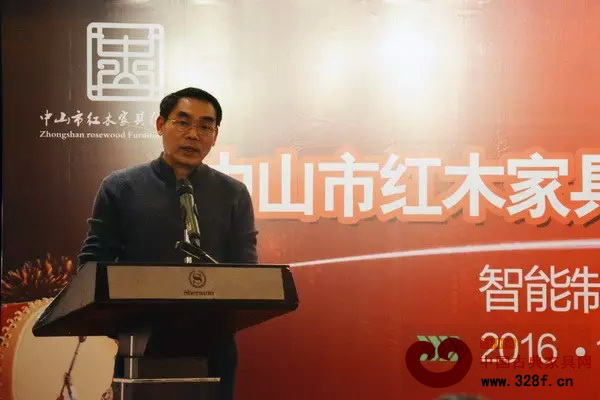 中山市沙溪鎮(zhèn)佳能木工機械廠總經(jīng)理周紹儀在現(xiàn)場做產(chǎn)品推介 中山市沙溪鎮(zhèn)佳能木工機械廠總經(jīng)理周紹儀在現(xiàn)場做產(chǎn)品推介