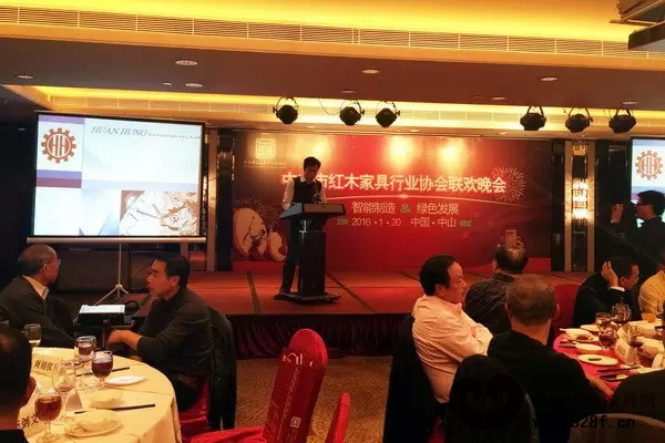 東莞環(huán)弘木工機械有限公司負責(zé)人為嘉賓做了產(chǎn)品主題推介 東莞環(huán)弘木工機械有限公司負責(zé)人為嘉賓做了產(chǎn)品主題推介