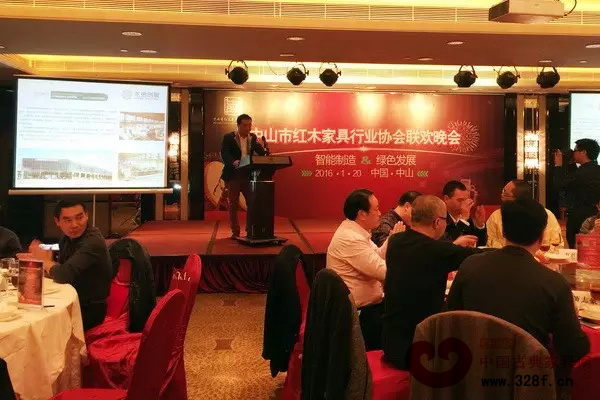 廣東龍德創(chuàng)展機械有限公司負責(zé)人向嘉賓介紹其產(chǎn)品特色 廣東龍德創(chuàng)展機械有限公司負責(zé)人向嘉賓介紹其產(chǎn)品特色