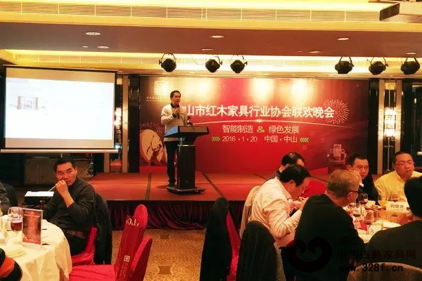 中山市中藝環(huán)保工程有限公司負責(zé)人向嘉賓詳細介紹企業(yè)基本情況 中山市中藝環(huán)保工程有限公司負責(zé)人向嘉賓詳細介紹企業(yè)基本情況