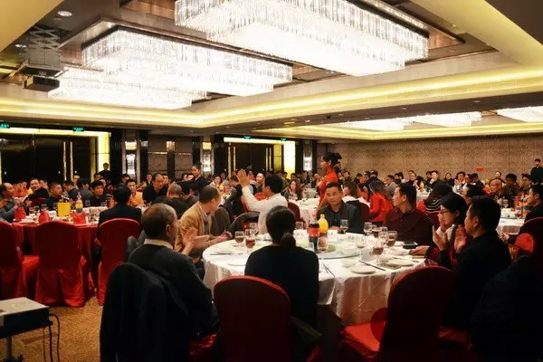 中山市紅木家具行業(yè)協(xié)會(huì)聯(lián)歡晚會(huì)現(xiàn)場(chǎng)氣氛十分熱鬧
