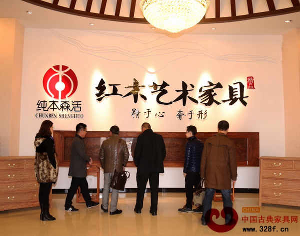 純本森活紅木董事長厲清平、副總經(jīng)理厲凌杰陪同中南林業(yè)科技大學家具與藝術(shù)設(shè)計學院院長、博士生導(dǎo)師劉文金一行參觀純本森活紅木展廳