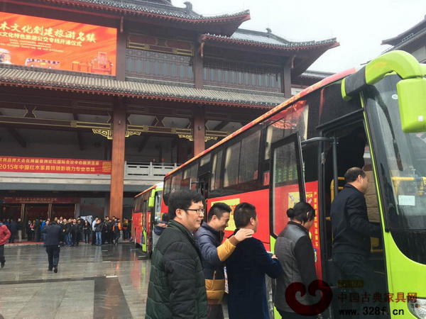 首批旅客坐上了由大涌鎮(zhèn)中國(guó)紅木文化博覽城開(kāi)往城軌中山北站的首趟旅游公交專線公交車 首批旅客坐上了由大涌鎮(zhèn)中國(guó)紅木文化博覽城開(kāi)往城軌中山北站的首趟旅游公交專線公交車