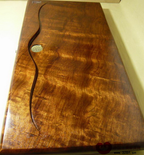 巴西花梨的紋理漂亮，木質(zhì)較硬，適合雕刻