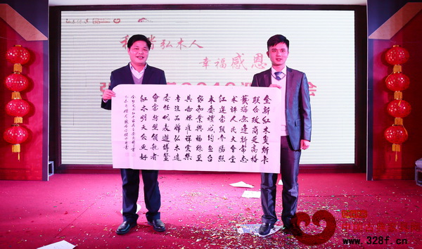 偉明軒紅木董事長張石乃(左)為弘木傳媒年終聯(lián)歡晚會獻(xiàn)上墨寶并與弘木傳媒CEO林偉華合影留念 偉明軒紅木董事長張石乃(左)為弘木傳媒年終聯(lián)歡晚會獻(xiàn)上墨寶并與弘木傳媒CEO林偉華合影留念