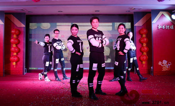 東陽辦表演了精彩的《青春修煉手冊》舞蹈 東陽辦表演了精彩的《青春修煉手冊》舞蹈