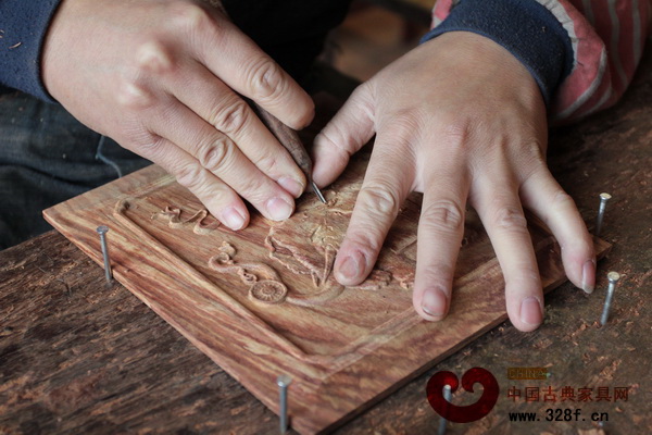 精雕細(xì)琢之下是東成紅木家具的高品質(zhì)