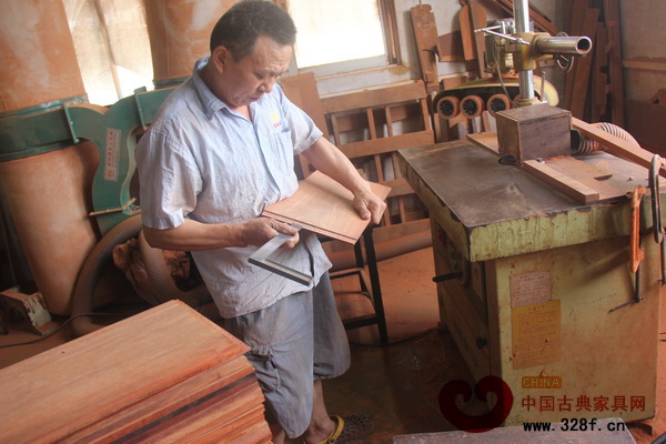 東成紅木工匠的每一次丈量都是為了讓家具生產(chǎn)更精準(zhǔn)