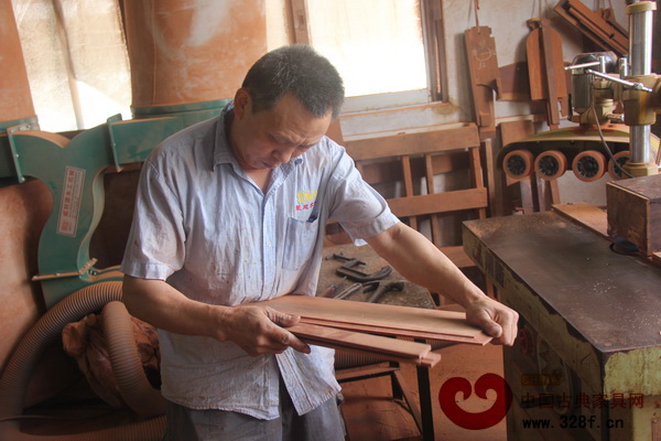 一榫一卯之間的無縫結(jié)合，鑄就了東成紅木的金品質(zhì)