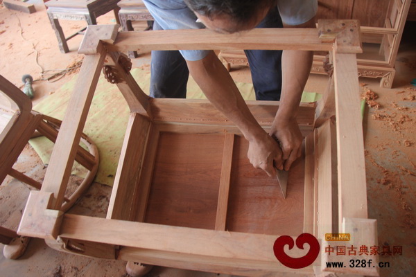 東成紅木的工匠對(duì)于家如同珍寶，每個(gè)細(xì)節(jié)小心處理