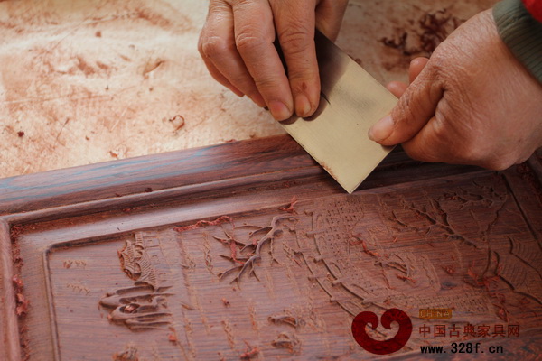 東成紅木工匠們以超高標(biāo)準(zhǔn)要求自己，做好每一件紅木家具