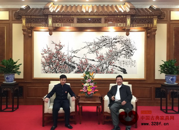 中國傳統(tǒng)工藝大師、明清居董事長金彪云與全聯(lián)藝術(shù)紅木家具專委會執(zhí)行會長林偉華在釣魚臺國賓館貴賓廳合影 