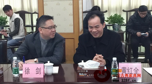 大涌鎮(zhèn)黨委書記黃紅全(右)與中山市宣傳部副部長、市網(wǎng)信辦主任徐劍(左)在座談會上交流如何利用新媒體宣傳紅博會 大涌鎮(zhèn)黨委書記黃紅全(右)與中山市宣傳部副部長、市網(wǎng)信辦主任徐劍(左)在座談會上交流如何利用新媒體宣傳紅博會