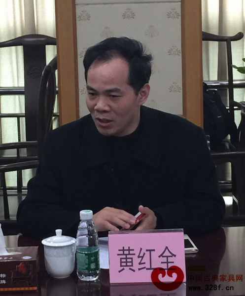 大涌鎮(zhèn)黨委書記黃紅全作精彩發(fā)言 大涌鎮(zhèn)黨委書記黃紅全作精彩發(fā)言