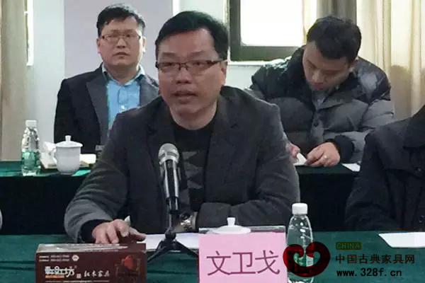 大涌鎮(zhèn)鎮(zhèn)長(zhǎng)文衛(wèi)戈在座談會(huì)上就相關(guān)議題做補(bǔ)充說(shuō)明 大涌鎮(zhèn)鎮(zhèn)長(zhǎng)文衛(wèi)戈在座談會(huì)上就相關(guān)議題做補(bǔ)充說(shuō)明