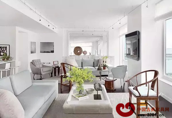 圈椅搭配現(xiàn)代簡約風格家居，簡潔中帶著古樸