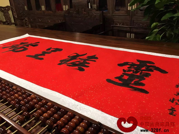 孔連紅木邀請(qǐng)到了書法藝術(shù)家、教育家羅翰先生親臨孔連紅木福永紅樹灣店揮毫潑墨,送上新年祝福 孔連紅木邀請(qǐng)到了書法藝術(shù)家、教育家羅翰先生親臨孔連紅木福永紅樹灣店揮毫潑墨,送上新年祝福