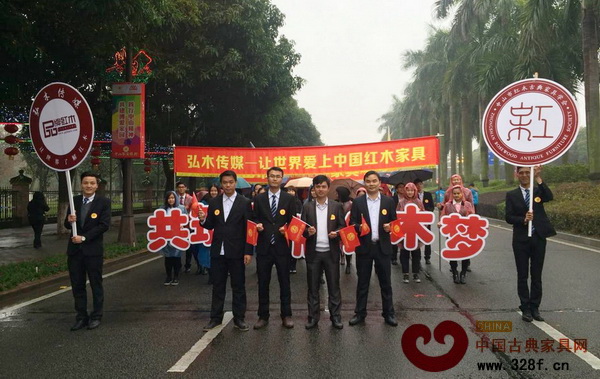 無懼風(fēng)雨迎頭前進(jìn)的紅木人 無懼風(fēng)雨迎頭前進(jìn)的紅木人