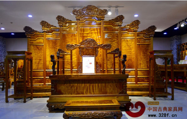 “廣作”家具用料大氣,造型典雅,將為中國家博會(huì)(廣州)增添不少亮點(diǎn) “廣作”家具用料大氣,造型典雅,將為中國家博會(huì)(廣州)增添不少亮點(diǎn)