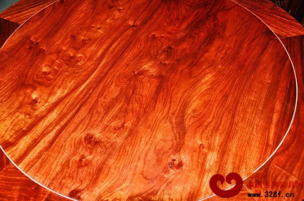 由刺猬紫檀制成的紅木家具木紋精美,且與越南黃花梨的木紋尤為相近,價(jià)格卻更加親民 由刺猬紫檀制成的紅木家具木紋精美,且與越南黃花梨的木紋尤為相近,價(jià)格卻更加親民