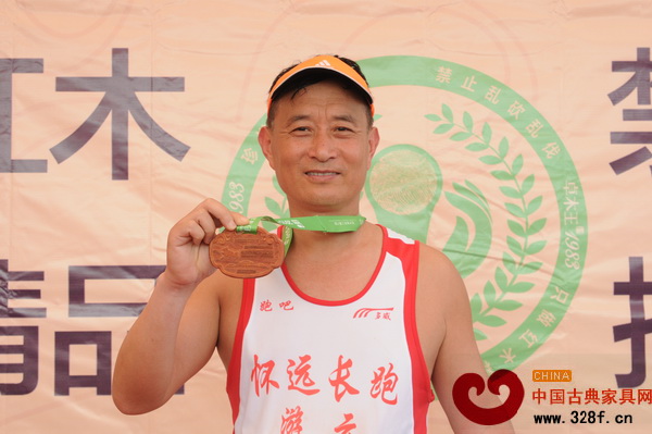 2015年橫馬比賽現(xiàn)場,不少參與者拿著獎牌拍照留念 2015年橫馬比賽現(xiàn)場,不少參與者拿著獎牌拍照留念